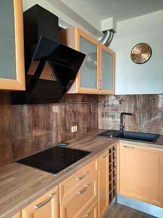 Фасадный дом, реновированный дом, благоустроенная озеленённая территория, место Рига