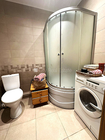 Фасадный дом, реновированный дом, благоустроенная озеленённая территория, место Рига - изображение 10