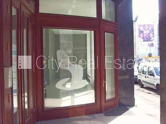 Фасадный дом, закрытый двор, вход с улицы, окна выходят во двор, окна выходят на Рига