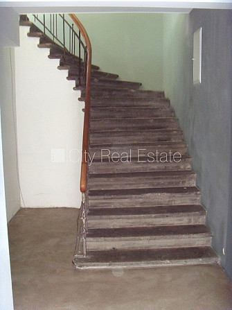 Фасадный дом, закрытый двор, вход с улицы, окна выходят во двор, окна выходят на Рига - изображение 12