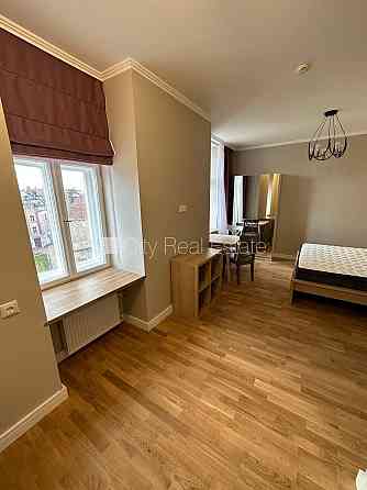 Фасадный дом, возможность аренды парковки, вход с улицы, лестничная клетка после Rīga