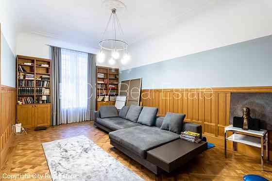 Фасадный дом, реновированный дом, закрытый двор, место для машины, вход с улицы и Рига