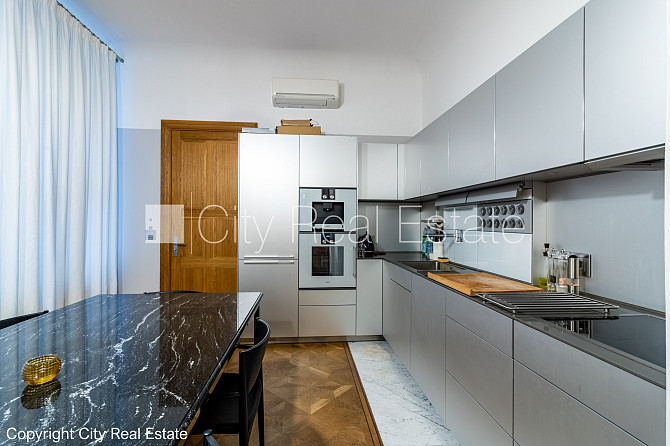 Фасадный дом, реновированный дом, закрытый двор, место для машины, вход с улицы и Рига - изображение 15