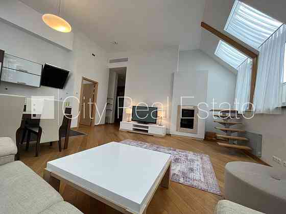 Фасадный дом, реновированный дом, вход с улицы, лифт, лестничная клетка после Rīga