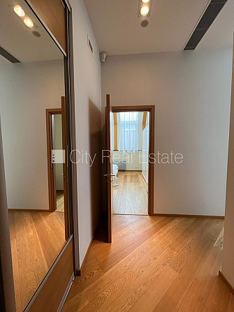 Fasādes māja, renovēta māja, ieeja no ielas, ir lifts, kāpņu telpa pēc kapitālā remonta, Rīga - foto 20