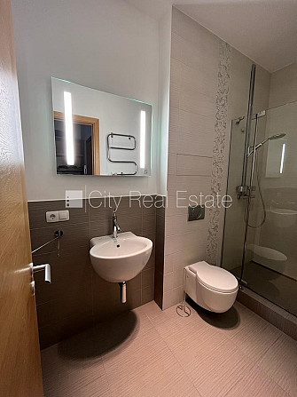 Fasādes māja, renovēta māja, ieeja no ielas, ir lifts, kāpņu telpa pēc kapitālā remonta, Rīga - foto 15