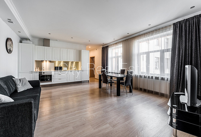 Restaurēta māja, kāpņu telpa pēc kosmētiskā remonta, logi vērsti uz pagalma pusi, Rīga - foto 20