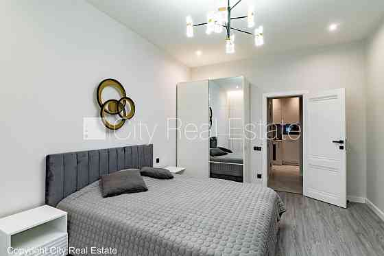 Дом во дворе, реновированный дом, благоустроенный озеленённый двор, закрытый Rīga