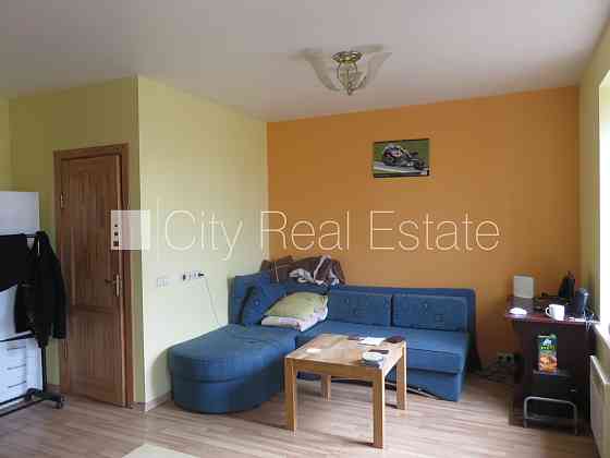 Здание во дворе, реновированный дом, благоустроенный озеленённый двор, закрытый Rīga