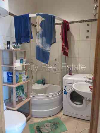 Здание во дворе, реновированный дом, благоустроенный озеленённый двор, закрытый Rīga