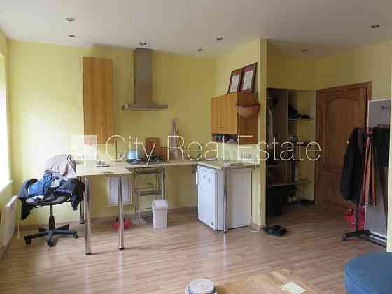 Здание во дворе, реновированный дом, благоустроенный озеленённый двор, закрытый Rīga