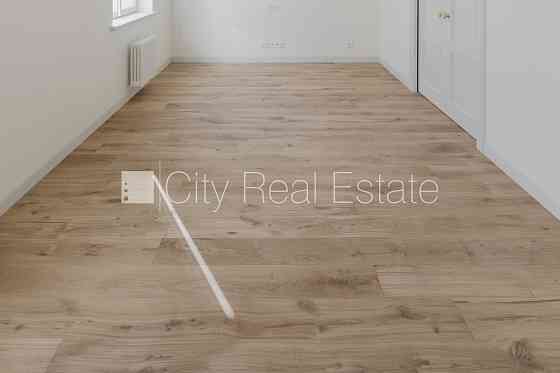 Фасадный дом, реновированный дом, установлены солнечные панели , подземная Rīga