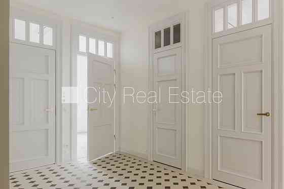 Фасадный дом, реновированный дом, установлены солнечные панели , подземная Rīga