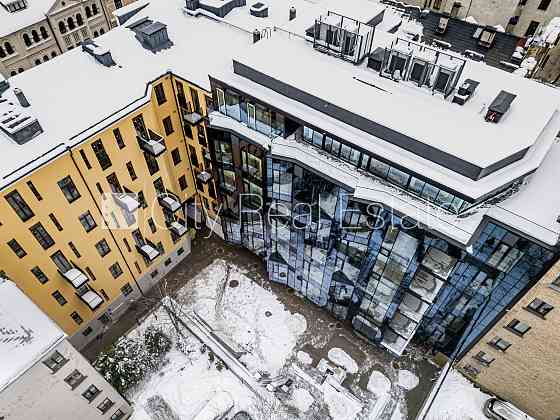 Фасадный дом, реновированный дом, установлены солнечные панели , закрытый двор, Rīga