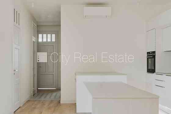 Фасадный дом, реновированный дом, установлены солнечные панели , закрытый двор, Rīga