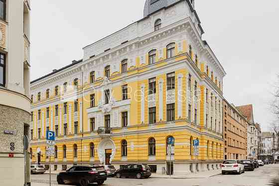 Фасадный дом, реновированный дом, установлены солнечные панели , благоустроенный Rīga