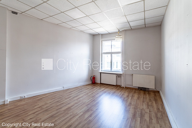 Фасадный дом, вход с улицы, лифт, окна выходят во двор, окна выходят на улицу, Рига - изображение 10