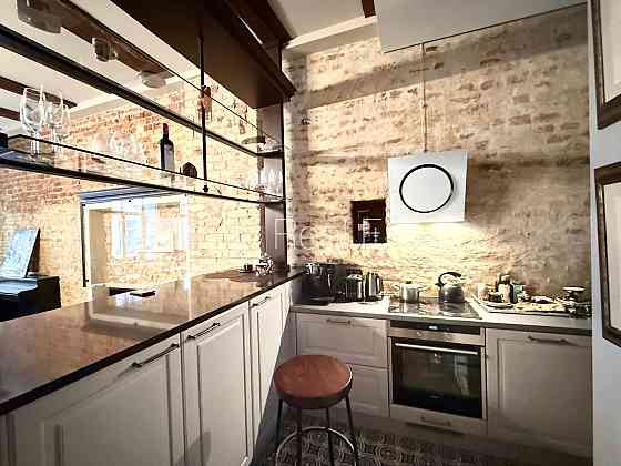 Фасадный дом, реновированный дом, подъездная дорога покрыта брущаткoй, вход с Rīga