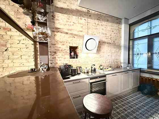 Фасадный дом, реновированный дом, подъездная дорога покрыта брущаткoй, вход с Rīga