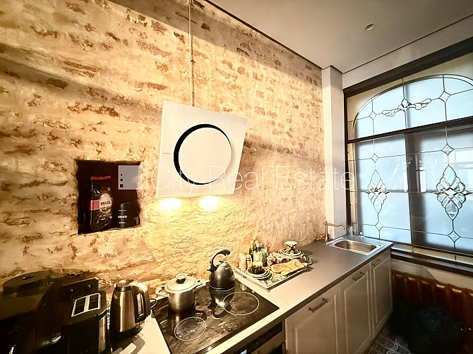 Fasādes māja, renovēta māja, bruģēts piebraucamais ceļš, ieeja no ielas, luksuss Rīga - foto 7