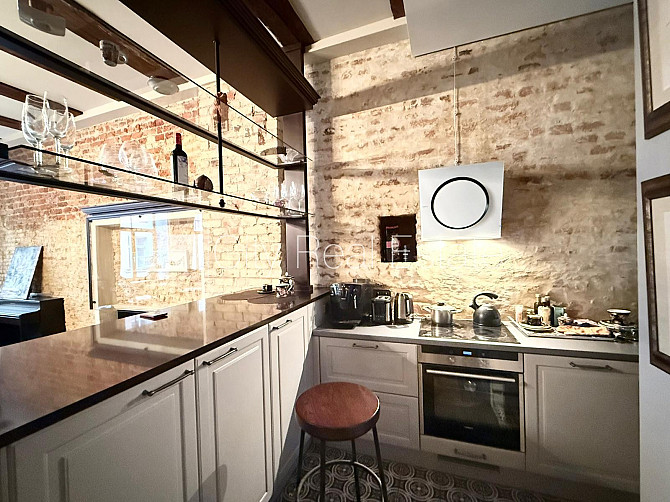 Fasādes māja, renovēta māja, bruģēts piebraucamais ceļš, ieeja no ielas, luksuss Rīga - foto 5