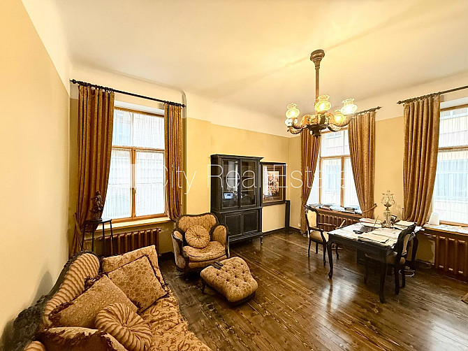 Fasādes māja, renovēta māja, bruģēts piebraucamais ceļš, ieeja no ielas, luksuss Rīga - foto 8