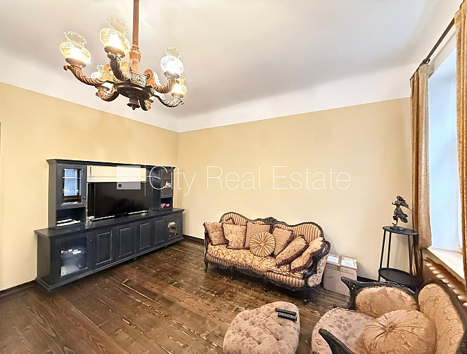 Fasādes māja, renovēta māja, bruģēts piebraucamais ceļš, ieeja no ielas, luksuss Rīga - foto 9