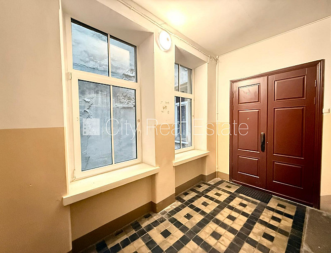 Fasādes māja, renovēta māja, bruģēts piebraucamais ceļš, ieeja no ielas, luksuss Rīga - foto 15