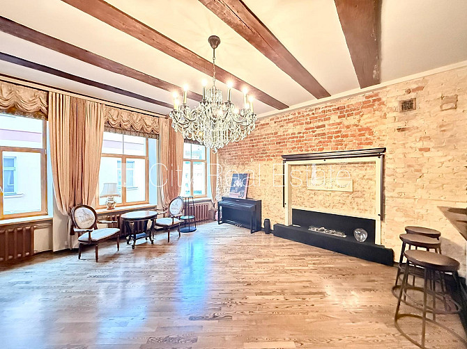 Fasādes māja, renovēta māja, bruģēts piebraucamais ceļš, ieeja no ielas, luksuss Rīga - foto 2