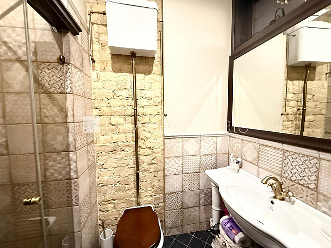 Fasādes māja, renovēta māja, bruģēts piebraucamais ceļš, ieeja no ielas, luksuss Rīga - foto 11