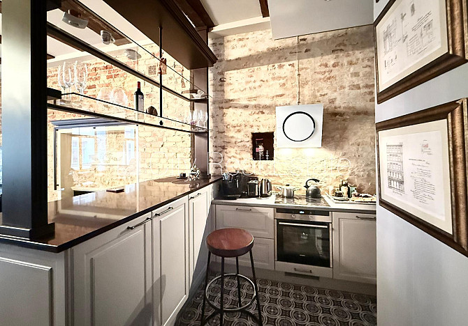 Fasādes māja, renovēta māja, bruģēts piebraucamais ceļš, ieeja no ielas, luksuss Rīga - foto 4