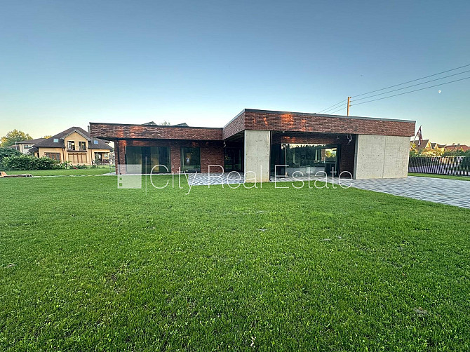 Частный дом, закрытая территория, территория обнесена железным забором, гараж на Огре и район - изображение 2