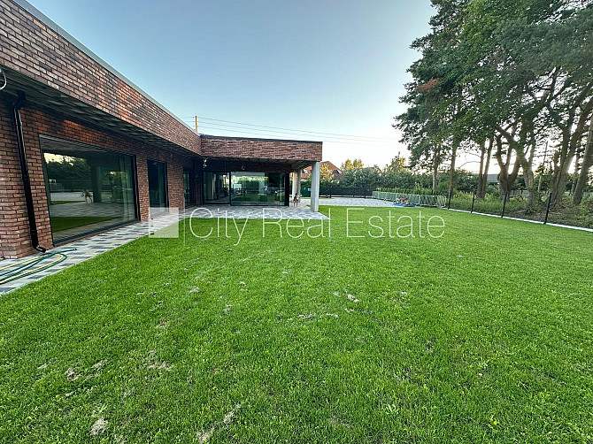 Частный дом, закрытая территория, территория обнесена железным забором, гараж на Огре и район - изображение 6