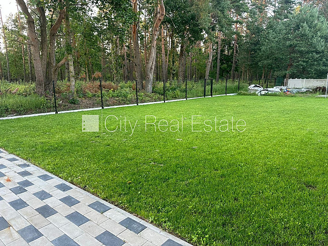 Частный дом, закрытая территория, территория обнесена железным забором, гараж на Огре и район - изображение 7