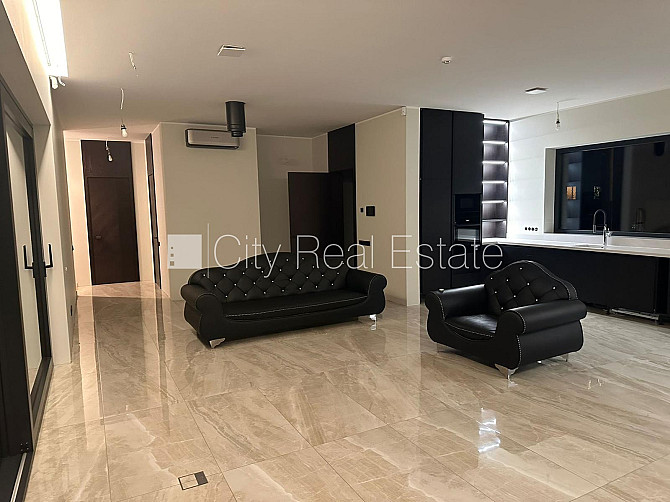 Частный дом, закрытая территория, территория обнесена железным забором, гараж на Огре и район - изображение 13