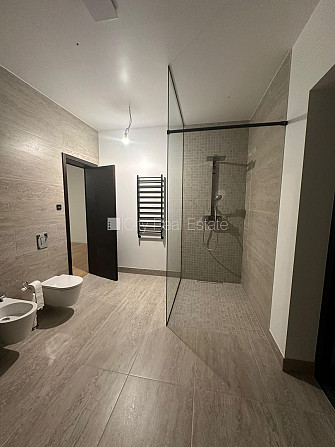 Частный дом, закрытая территория, территория обнесена железным забором, гараж на Огре и район - изображение 17