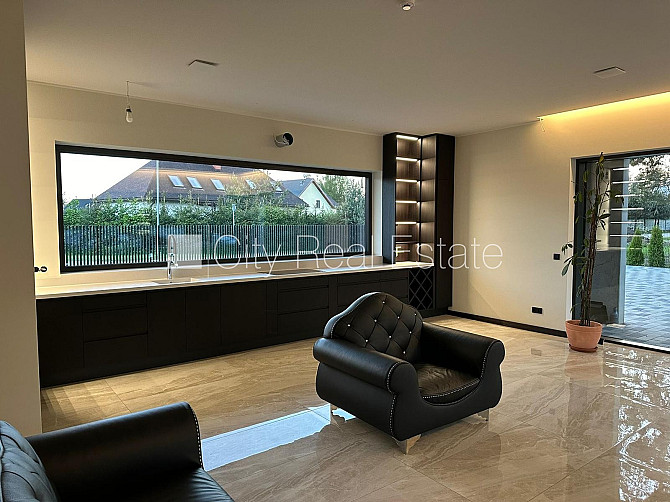 Частный дом, закрытая территория, территория обнесена железным забором, гараж на Огре и район - изображение 12