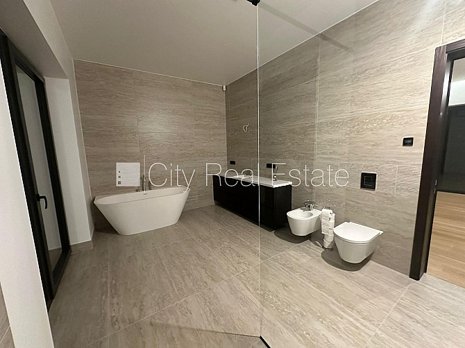 Частный дом, закрытая территория, территория обнесена железным забором, гараж на Огре и район - изображение 16