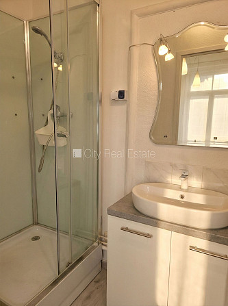 Fasādes māja, renovēta māja, ieeja no ielas, kāpņu telpa pēc kosmētiskā remonta, logi Rīga - foto 8