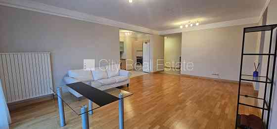 Новостройка, благоустроенный озеленённый двор, въездные ворота оснащены Rīga