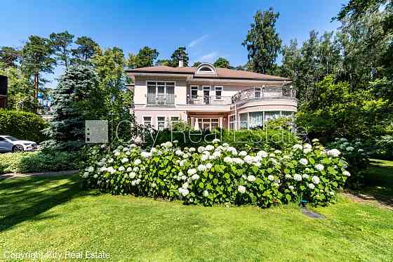 Благоустроенная озеленённая территория, территория обнесена забором, места для Jūrmala