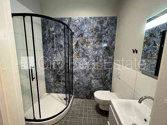 Фасадный дом, реновированный дом, подъездная дорога покрыта брущаткoй, Rīga