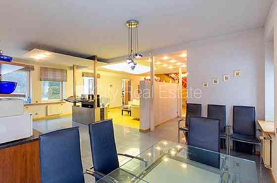 Частный дом, на подвальном этаже доступно кладовое помещение, благоустроенная Jūrmala