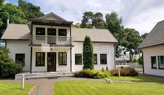 Частный дом, на подвальном этаже доступно кладовое помещение, благоустроенная Jūrmala