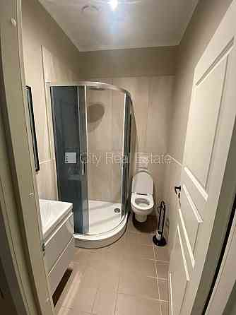 Новостройка, энергоэффективный дом, территория обнесена забором, вход с улицы, во Rīga