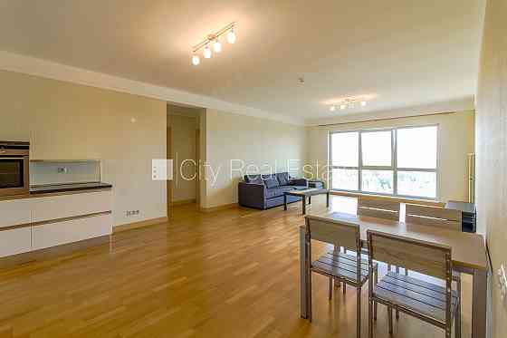 Фасадный дом, реновированный дом, благоустроенная озеленённая территория, вход с Rīga