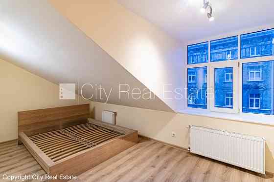 Благоустроенная озеленённая территория, место для машины, мансарда, Rīga