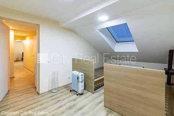 Благоустроенная озеленённая территория, место для машины, мансарда, Rīga