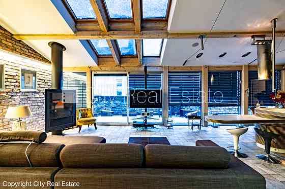 Фасадный дом, реновированный дом, вход с улицы, лифт, терасса, окна выходят в обе Rīga