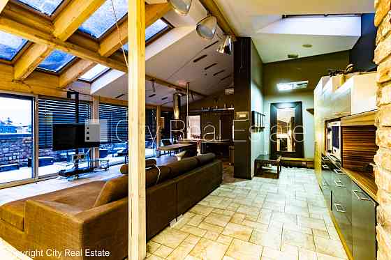 Фасадный дом, реновированный дом, вход с улицы, лифт, терасса, окна выходят в обе Rīga